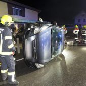 Schlins: Pkw kracht in Mauer und bleibt seitlich liegen