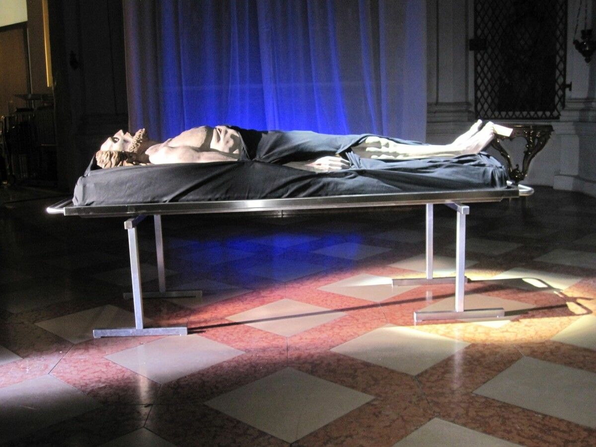 Am Karfreitag gedenken die Christen rund um den Erdball der Kreuzigung von Jesus Christus. Das Heilige Grab in der St. Michael bringt das Geschehene ins Heute. ⇒Walter Glück