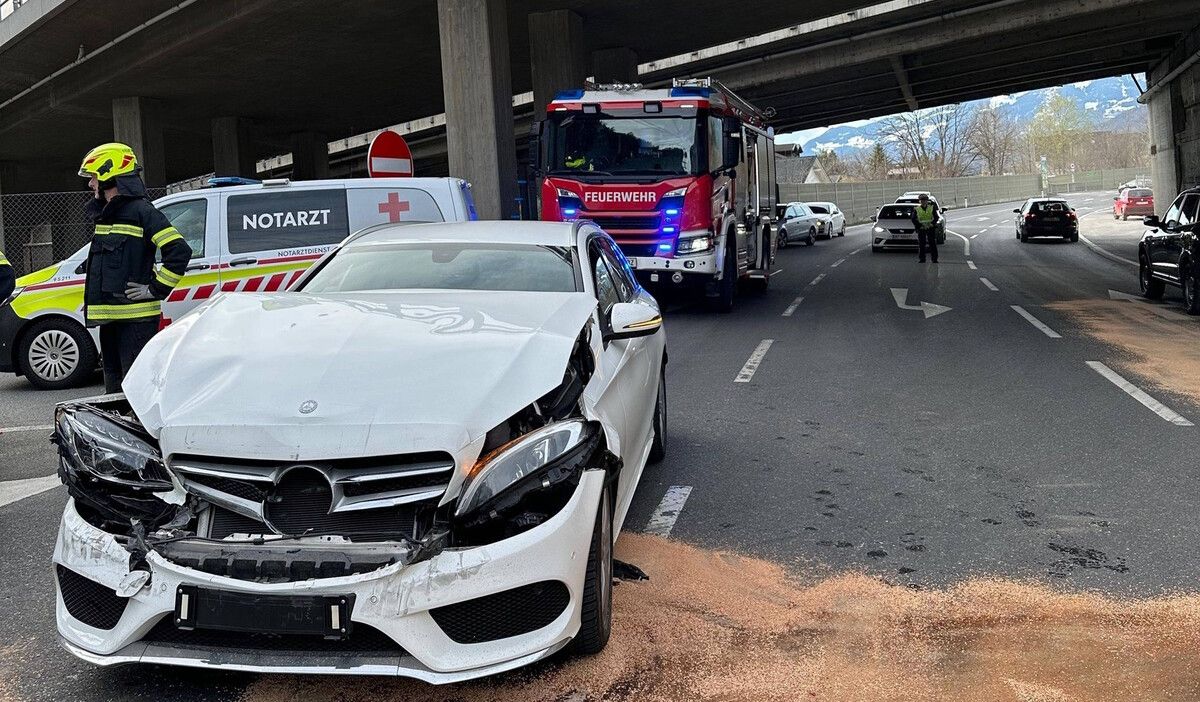 An den beteiligten Fahrzeugen entstand erheblicher Sachschaden, zwei Frauen wurden in Krankenhäuser eingeliefert.⇒feuerwehr Bludenz