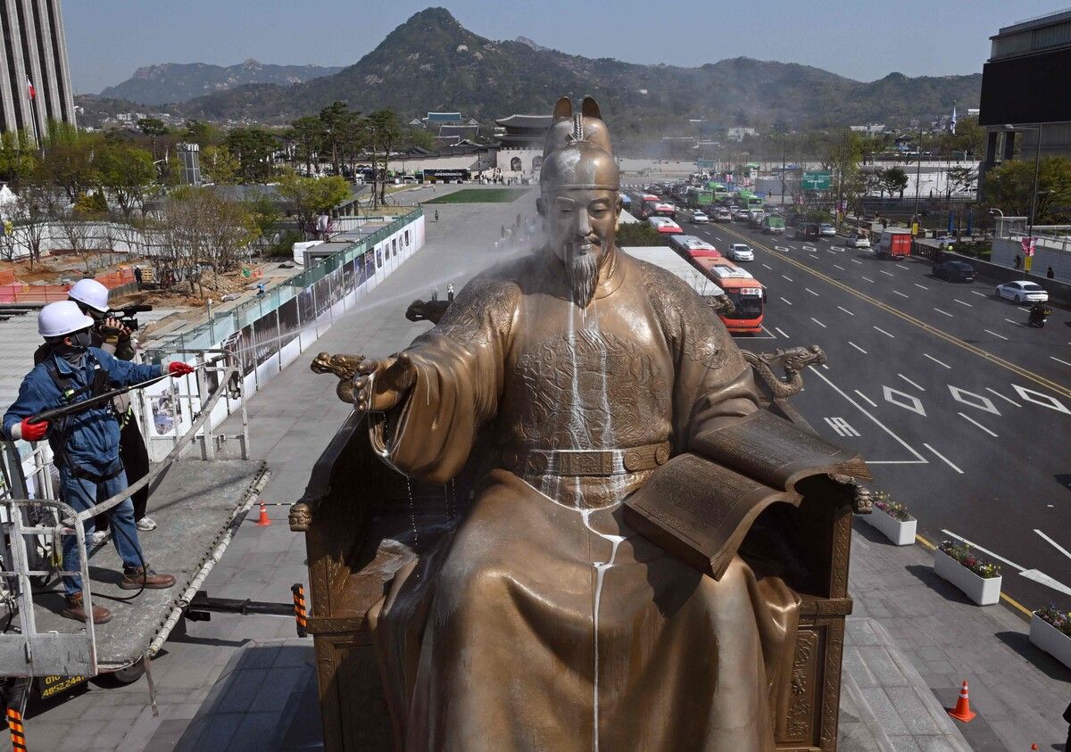 Arbeiter reinigen die Bronzestatue von König Sejong, dem koreanischen Herrscher des 15. Jahrhunderts, mit Wasser. AFP (5)