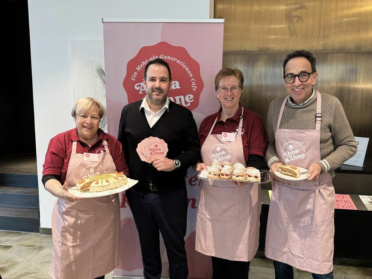 Barbara Gantner, Gerda Kuen und Mitbegründer Markus Amann vom Verein „Ahna & Ähne“ mit Privat-Banking-Leiter Ralph Braun bei der Pop-up-Café-Eröffnung.⇒Sigrid Juen