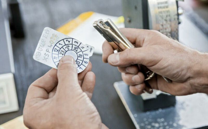 Bei 13 Fahrzeugen wurde die Begutachtungsplakette ohne Prüfung genehmigt. Nun kam es zum Prozess am Landesgericht Feldkirch.⇒symbol/öamtc
