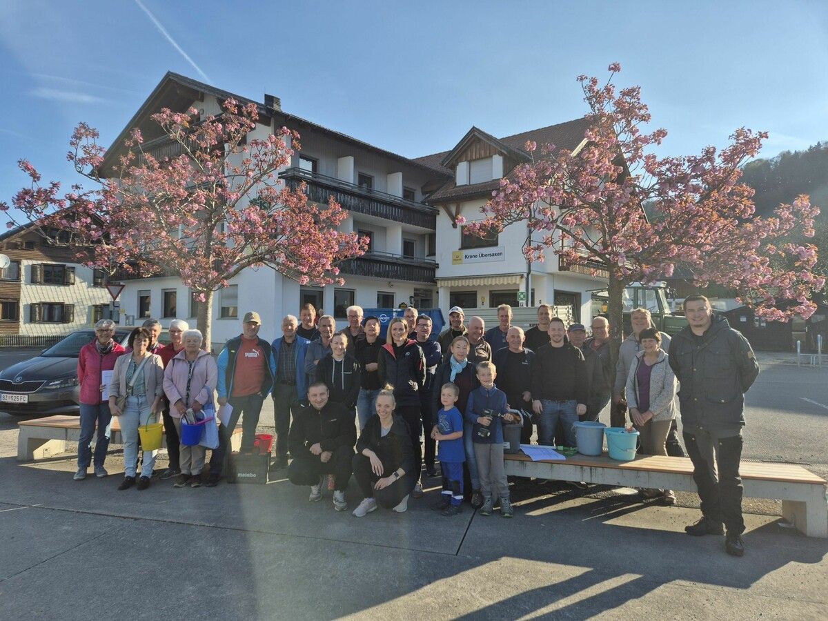 Bei der Entrümpelungsaktion packten rund 30 Übersaxner mit an. ⇒ VN/JUN (3)