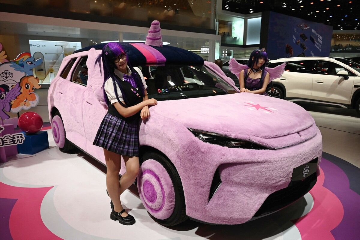 Bei der weltgrößten Automesse in Peking wurde dieses Einhorn-Auto in rosa Samt präsentiert. AFP (5)