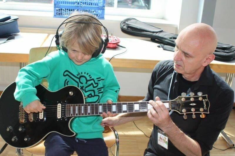 Bei Lehrer Günther Burger kann die Gitarre ausprobiert werde. ⇒VN/TK