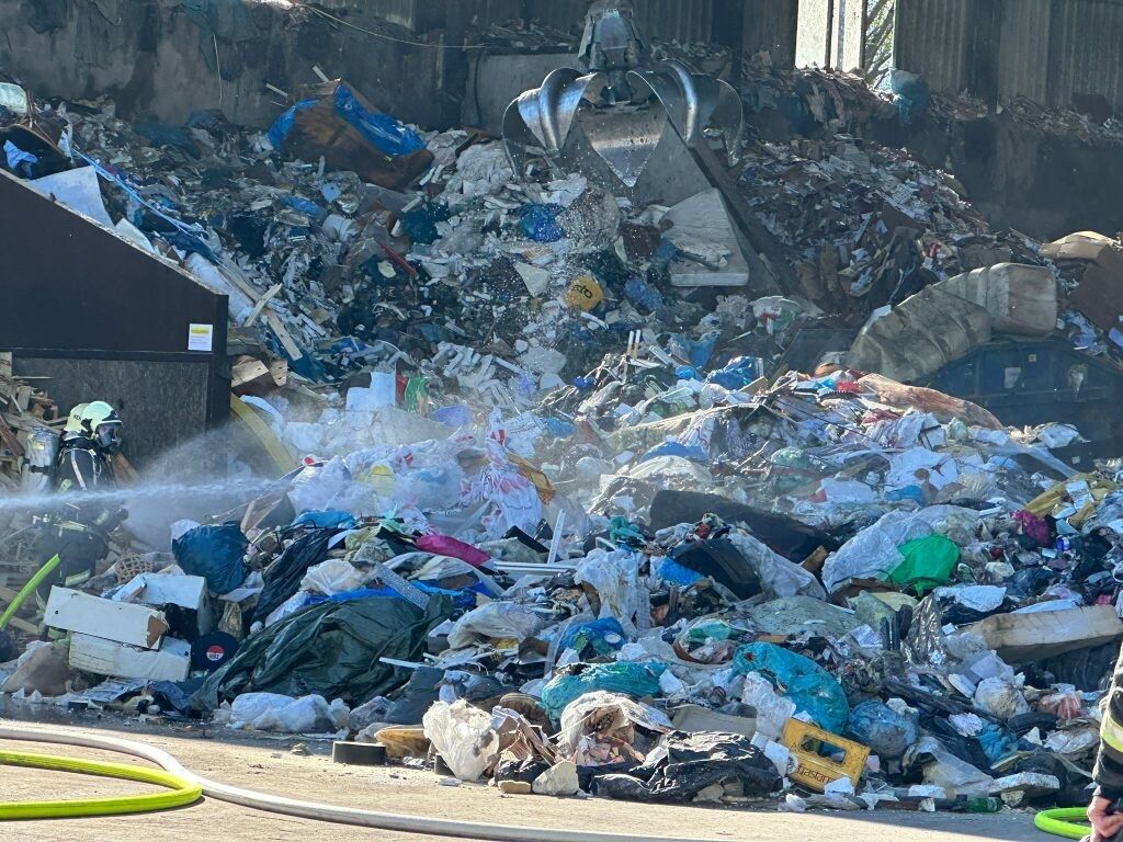 Bei Loacker Recycling in Feldkirch geriet Restmüll in Brand.⇒