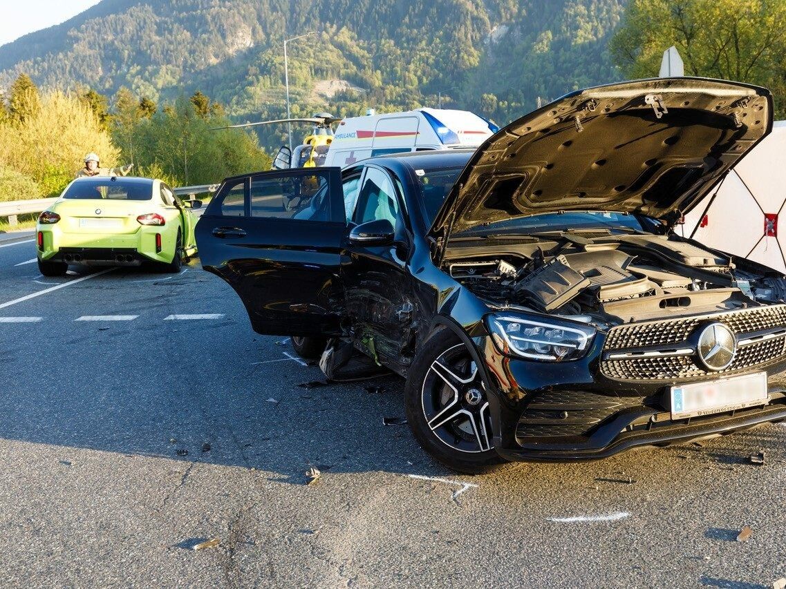 Beide Fahrzeuge, ein Mercedes und ein BMW, wurden bei dem Unfall schwer beschädigt. ⇒Hofmeister