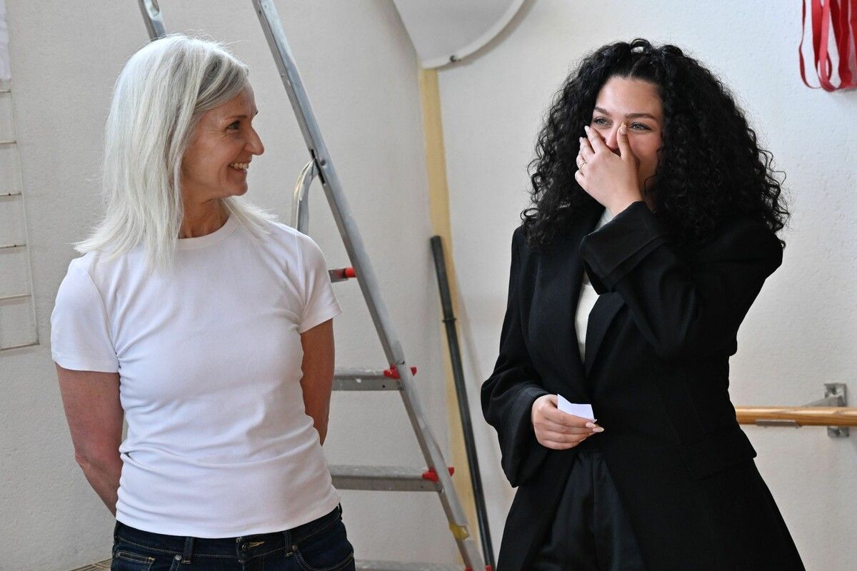 Beim Laufstegtraining wurden die Startnummern ausgelost. Bei manchen sorgte ihre Nummer für staunende Gesichter.