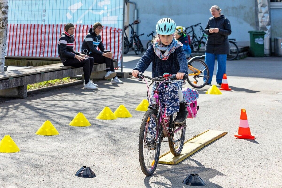 Beim Radparcours konnten Kinder ihr Geschick auf zwei Rädern unter Beweis stellen. ⇒Fototeam Digital