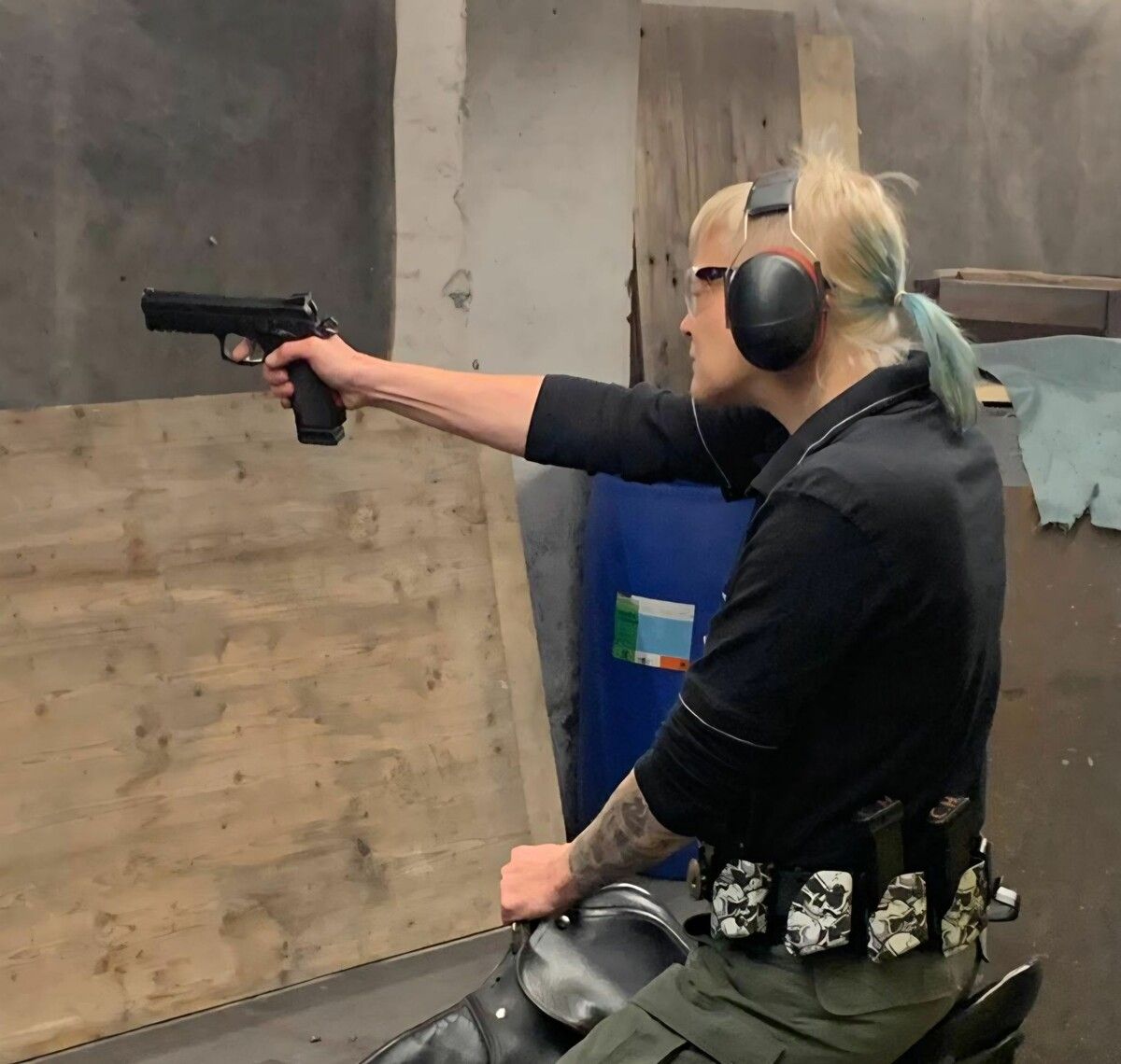 Beim Schießen mit der Pistole lässt sich Carmen Huber durch nichts ablenken.⇒