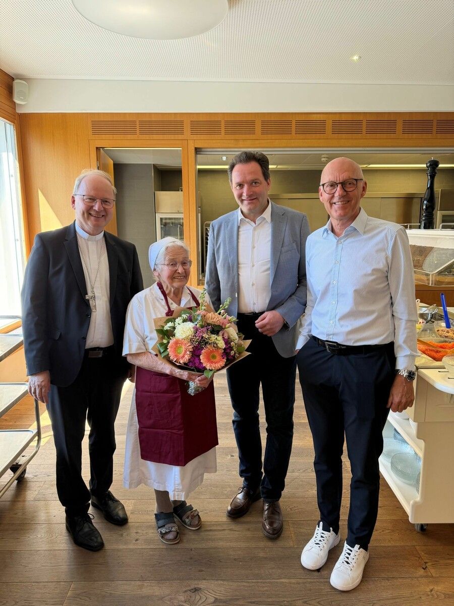 Benno Elbs, Schwester Hildegard und der ehemalige Direktor Titus Spiegel mit dem Landwirtschaftsminister. ⇒BMLUK/Kranzler