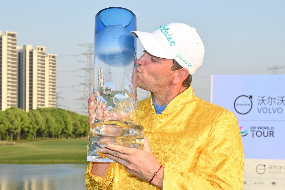 Bernd Wiesberger mit dem Pokal für den Titel bei den China Open.⇒apa