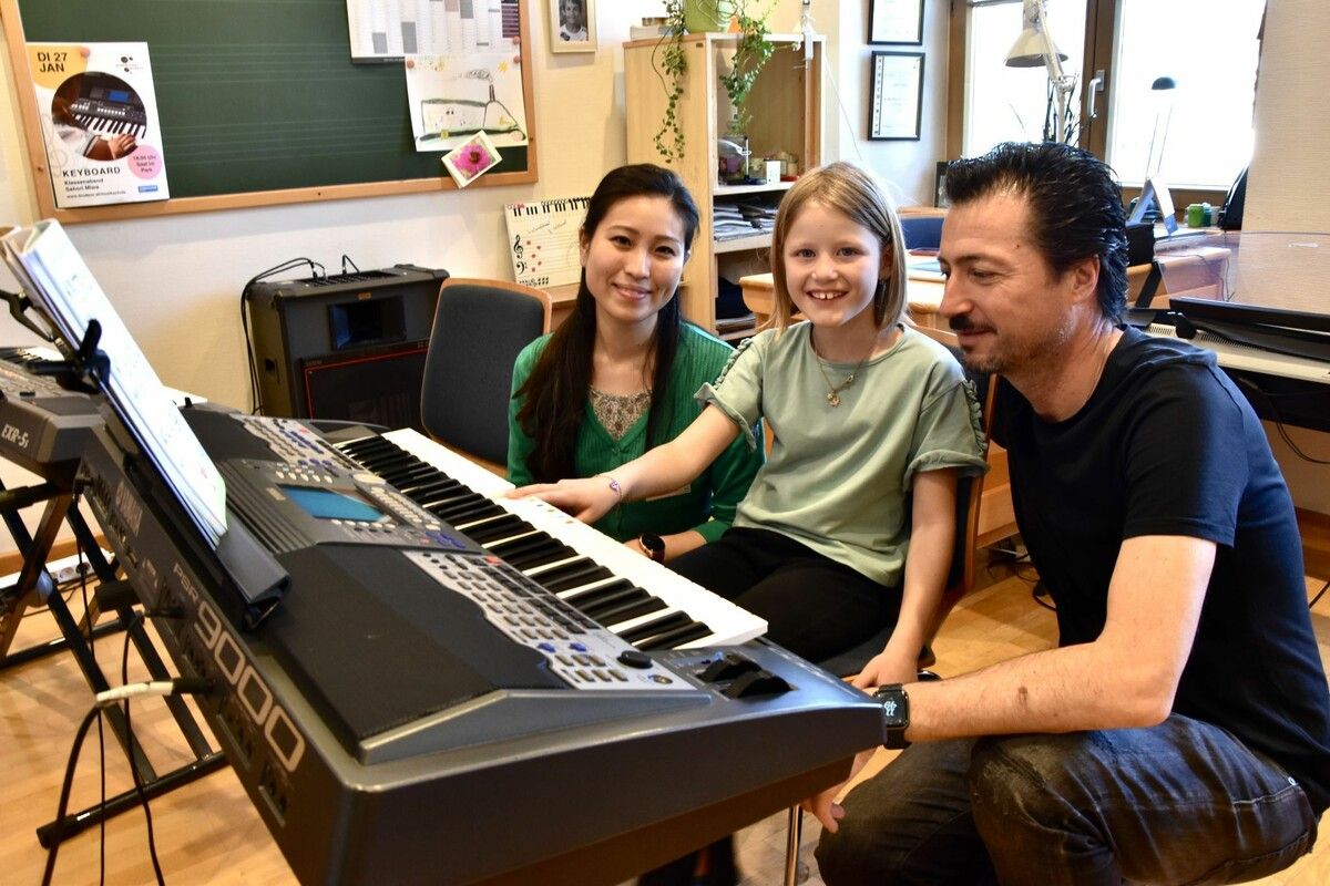 Bernhard Torghele mit Tochter Elena bei Keyboardlehrerin Sahori Miwa. ⇒sco (3)
