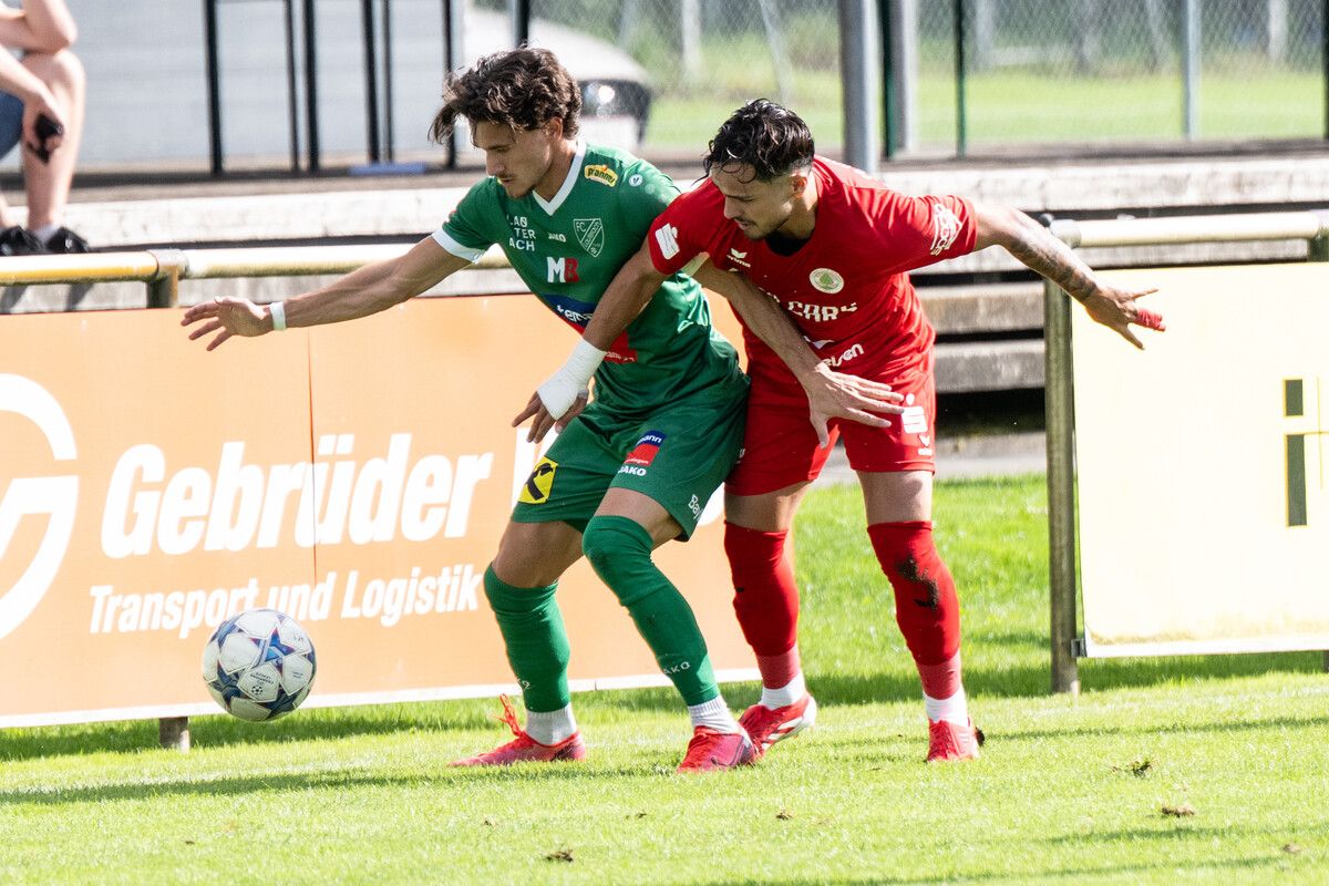 Bild aus dem Hinspiel mit Lauterachs Özkan Demir (links) gegen Talip Karaaslan.⇒Serra