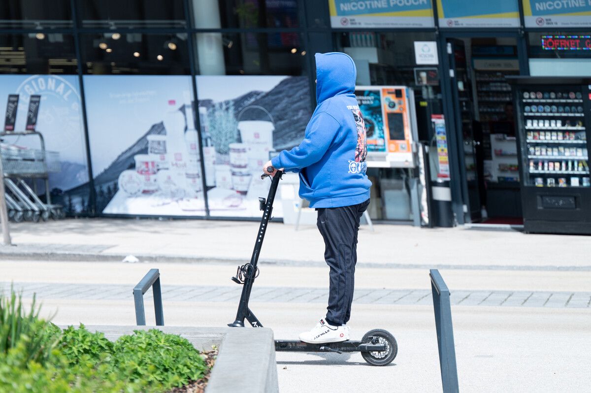 Bis zum 16. Geburtstag gilt ab dem 1. Mai Helmpflicht. Der gesetzliche Strafrahmen reicht von 7 bis 726 Euro.⇒VN/Serra