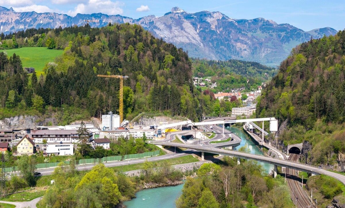 Blick auf die Baustelle in der Felsenau: Nach jahrelangen Verzögerungen laufen die Arbeiten am Haupttunnel nun auf Hochtouren.⇒Dietmar Stiplovsek