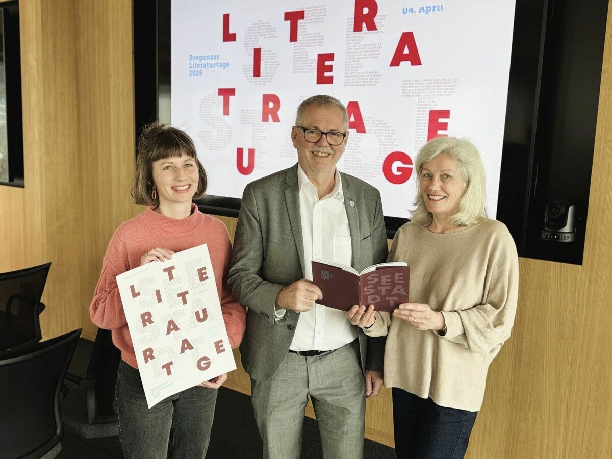 Bregenzer Literaturtage - Mitinitiatorinnen Katharina Leissing und Susanne Denk mit Hausherr Robert Sturn (VLV) bei der feierlichen Eröffnung.⇒Sigrid Juen