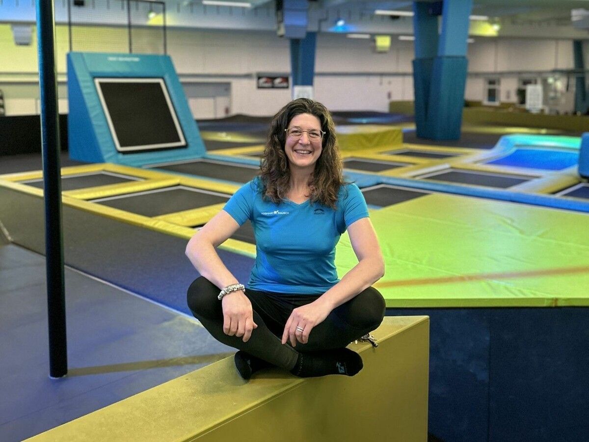 Brigitte Hardt setzt in ihrem Trampolinpark Highmatrausch auf ein kleines Stammteam sowie wechselnde Interimsmitarbeitende. ⇒Highmatrausch/Marion Hofer