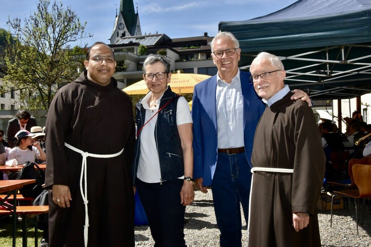 Bruder Dhil Konikkara (Guardian des Kapuzinerklosters Feldkirch), Greti Schmid (Präsidentin des Freundeskreises der Vorarlberger Kapuziner), Edgar Mayer (Freundeskreis-Vorstandsmitglied) und Bruder Karl-Martin Gort (ehemaliger Guardian des Klosters).⇒SCO (3)