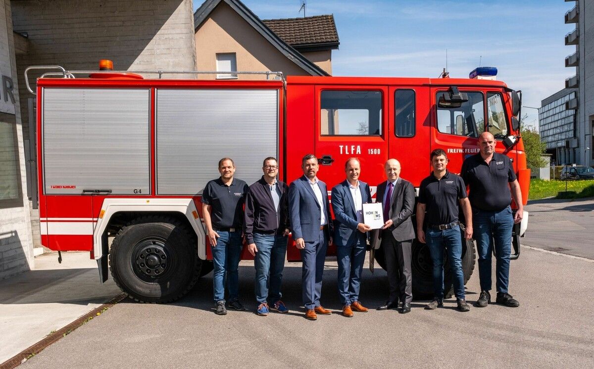 Bürgermeister Dieter Egger, Vizebürgermeister Markus Klien sowie Vertreter der Freiwilligen Feuerwehr überreichten das Fahrzeug im Namen der Stadt. ⇒Stadt Hohenems (2)