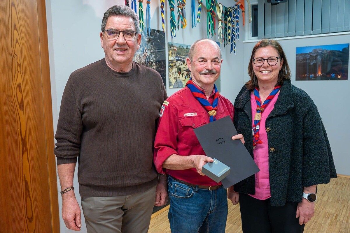 Bürgermeisterin Katharina Wöß-Krall und Helmut Jenny überreichten Herbert Mathis Gold für Ehrenamt.⇒Thomas Knobel