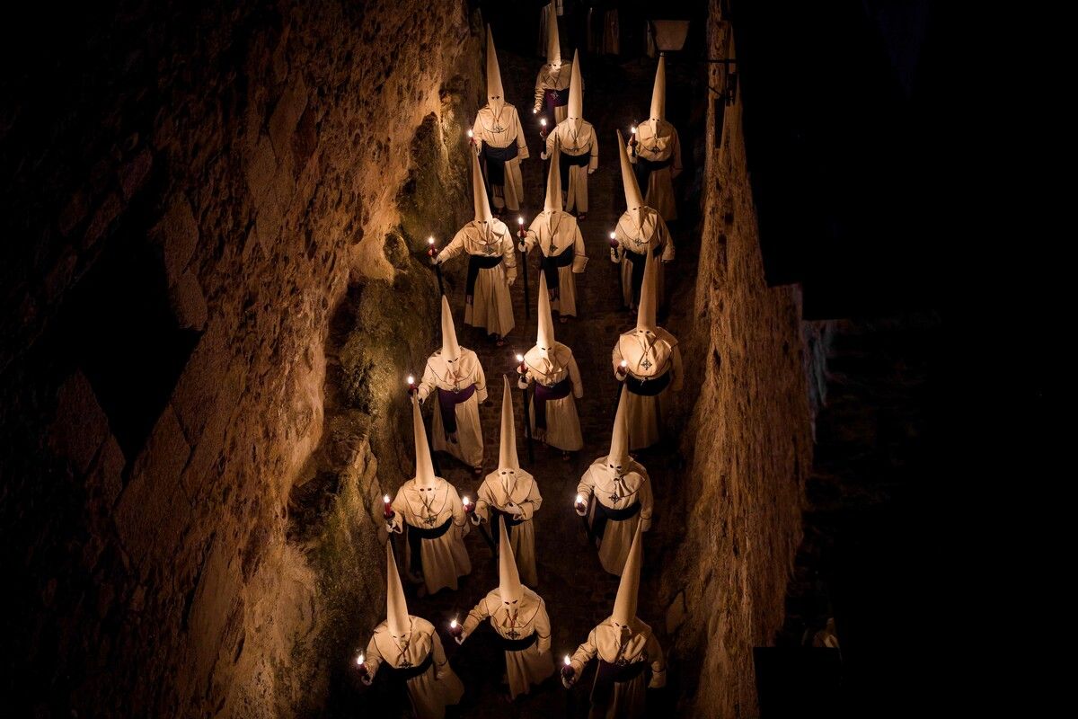 Büßer der Bruderschaft „Jesus Yacente“ (Liegender Christus) nehmen an einer Oster-Prozession in der nordwestspanischen Stadt Zamora teil.