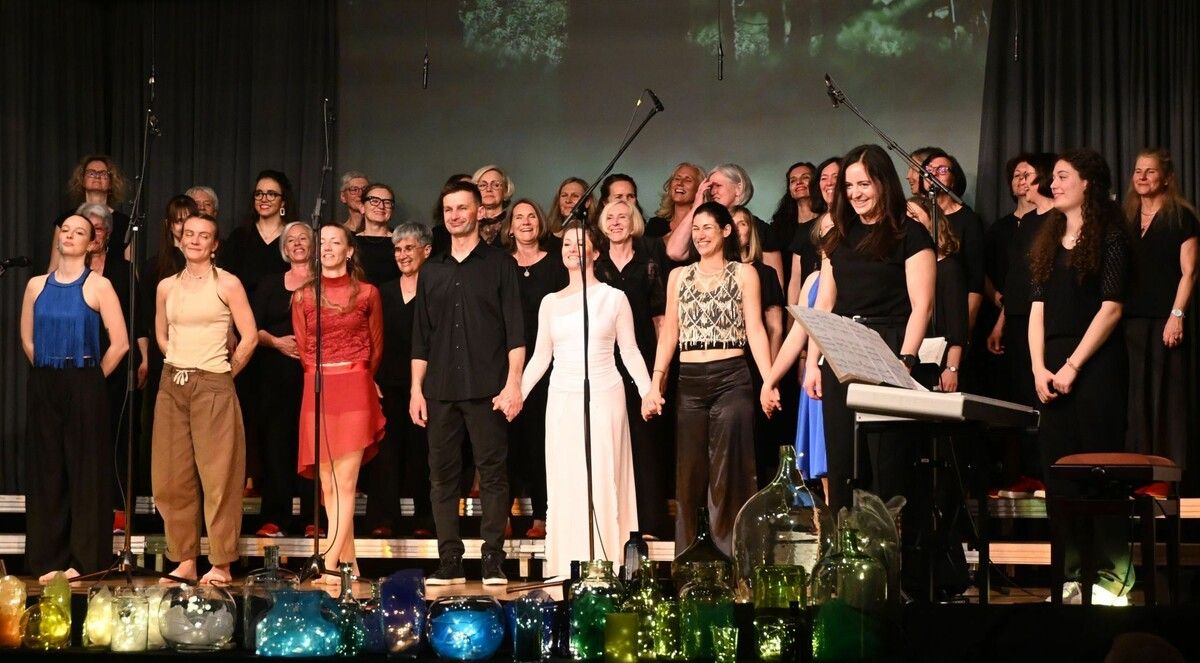 „Chörig“ und „Tanzeck“ beim Schlussapplaus.⇒mso (3)