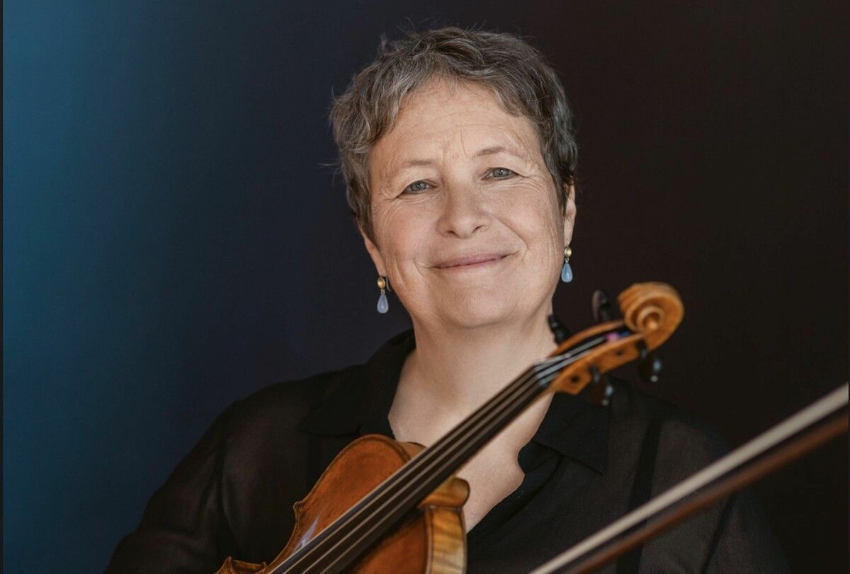 Christine Busch ist als Solistin und Kammermusikerin sowohl mit der „modernen“ als auch mit der „Barock“-Geige gleichermaßen erfolgreich.⇒Sven Cichowicz