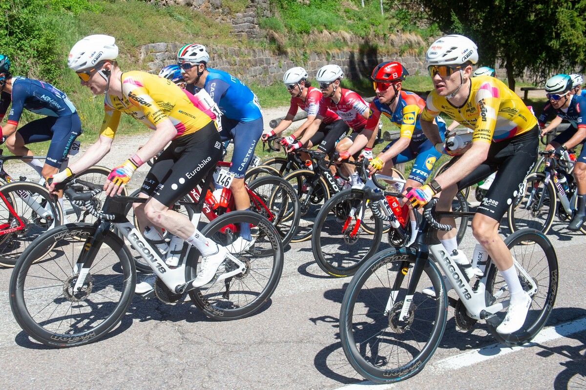 Colin Stüssi (l.) und Philipp Hofbauer lieferten auch auf der Schlussetappe der Tour of the Alps wieder eine couragierte Leistung ab. ⇒Stihl