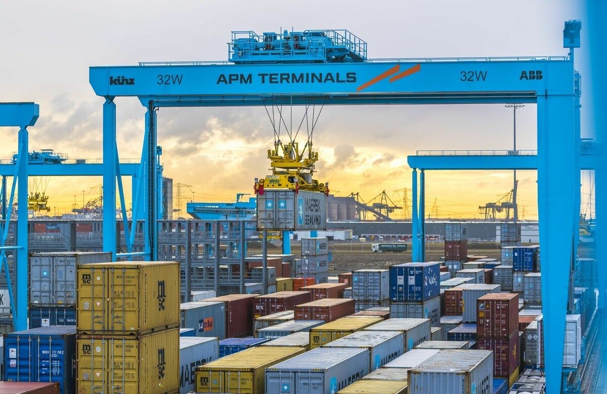 Containerkräne sind das Hauptgeschäft von Künz.⇒künz (2)