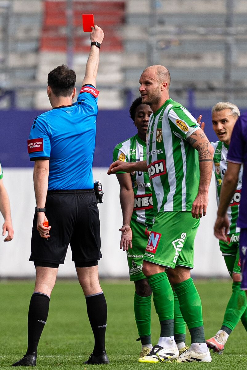 Da hilft auch die Fürrede des Kapitäns nicht: Diarra wird des Feldes verwiesen.⇒gepa