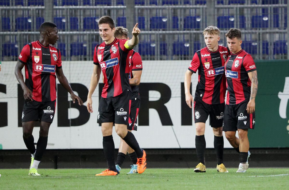 Da ist noch einer: Ob Florian Prirsch hier auf einen weiteren neuen Mitspieler zeigt, seit seinem Transfer zu SW Bregenz im Jahr 2023 hat der Verteidiger mit 84 Kickern zusammengespielt, ist nicht überliefert. ⇒gepa