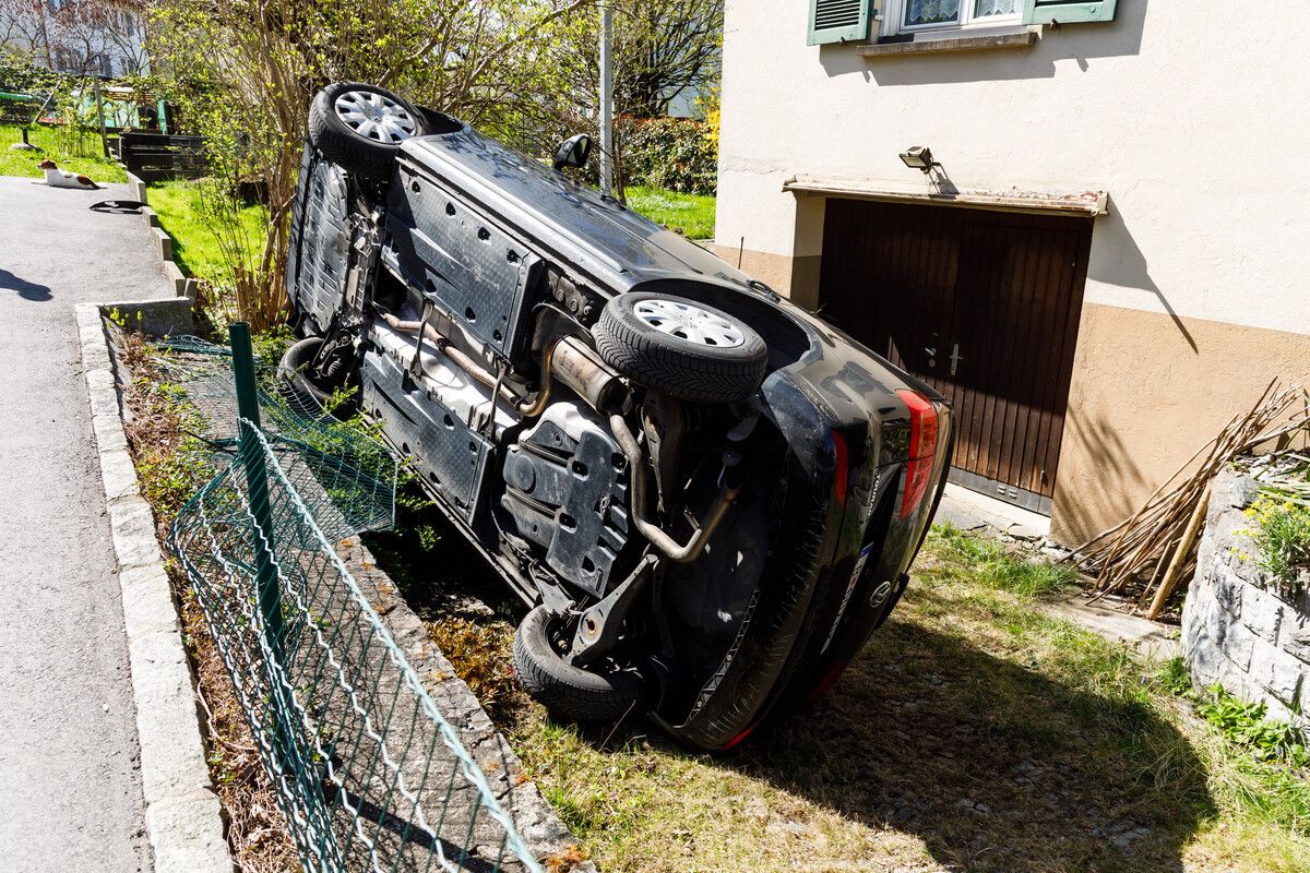 Das Auto machte sich selbstständig und rollte in den Nachbargarten.⇒Hofmeister