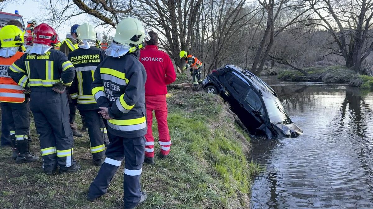 Das Auto wurde von der Feuerwehr aus der Lainsitz geborgen.⇒AFP