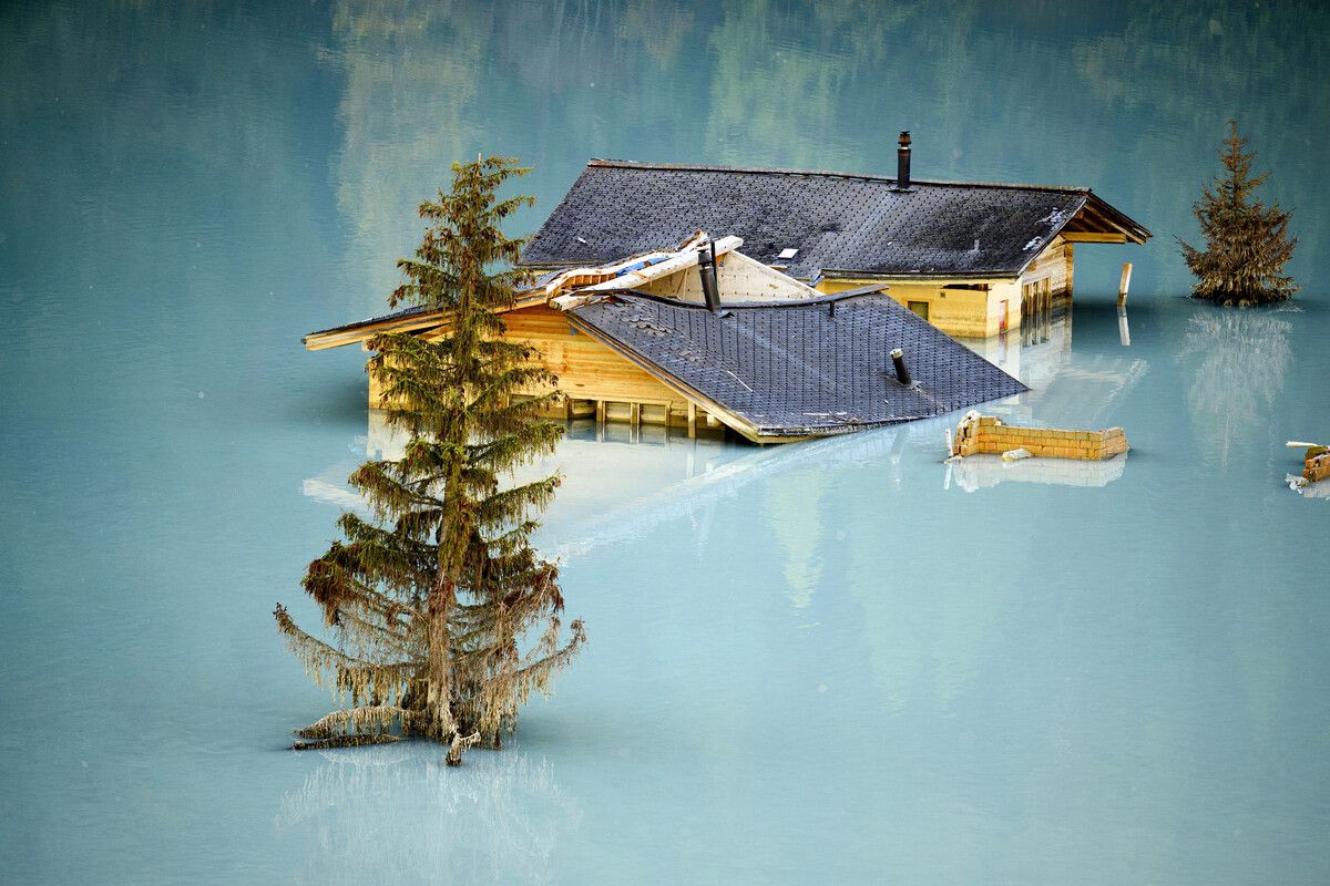 Das Bild zum Felssturz in Blatten ist das Schweizer News-Bild des Jahres. Das Foto des zerstörten Hauses in einem durch Schuttmassen aufgestauten See wurde von Laurent Gilliéron von der Nachrichtenagentur Keystone-SDA im September 2025 gemacht. AFP (5)