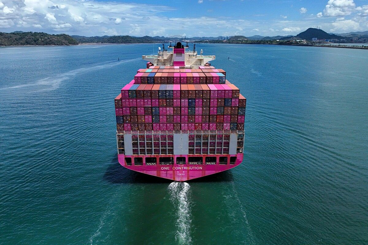 Das Containerschiff „One Contribution“ unter der Flagge Japans fährt in den Panamakanal ein. Laut Behörden verzeichnet der Kanal seit dem Nahostkrieg große Zuwächse.