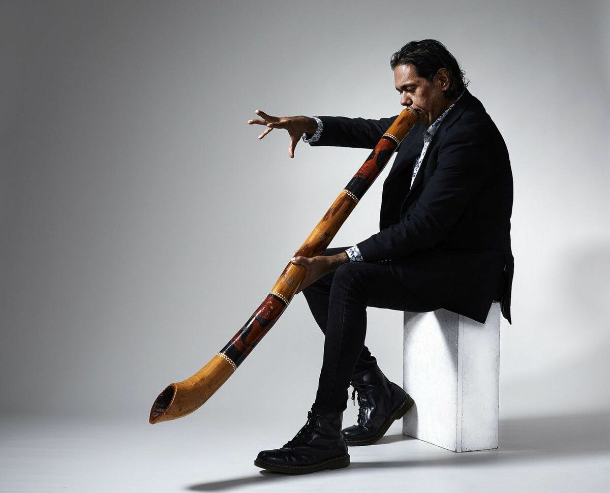 Das Didgeridoo, eines der ältesten Instrumente der Welt, bildet den Ausgangspunkt des Schaffens von William Bartons.⇒W. Barton