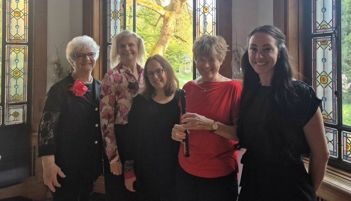 Das Ensemble La Rocaille und Schauspielerin Renate Bauer (2. v. links).⇒Susanne Huber (2)