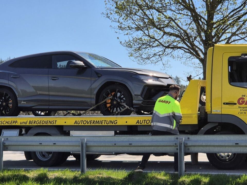 Das Fahrzeug konnte im Bereich Kaufbeuren angehalten und einem Abschleppfahrzeug übergeben werden.⇒polizei