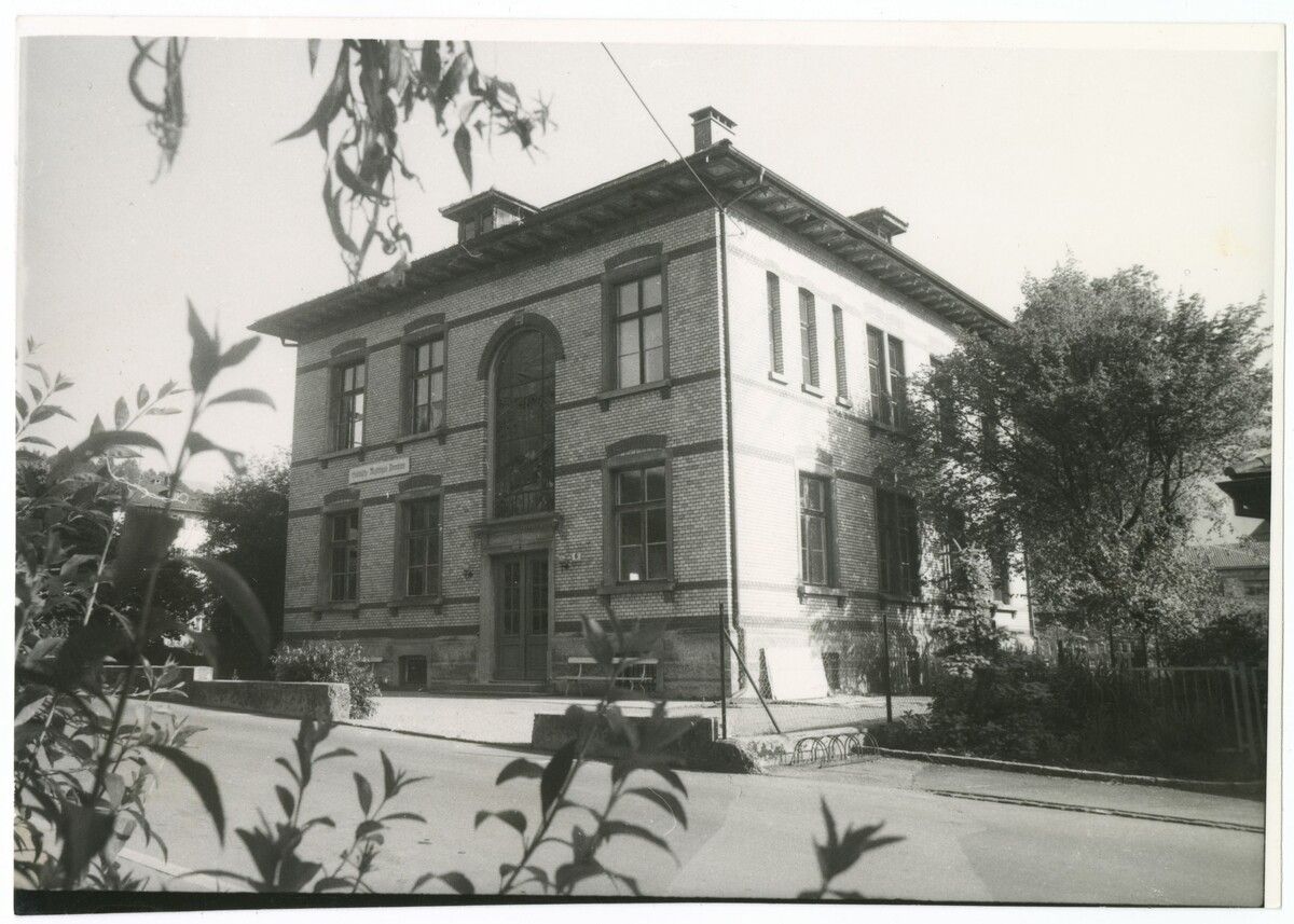 Das heutige Gebäude in der Rosenstraße 6 wurde 1900–1901 als Mädchenfortbildungsschule errichtet. ⇒Stadtarchiv Dornbirn