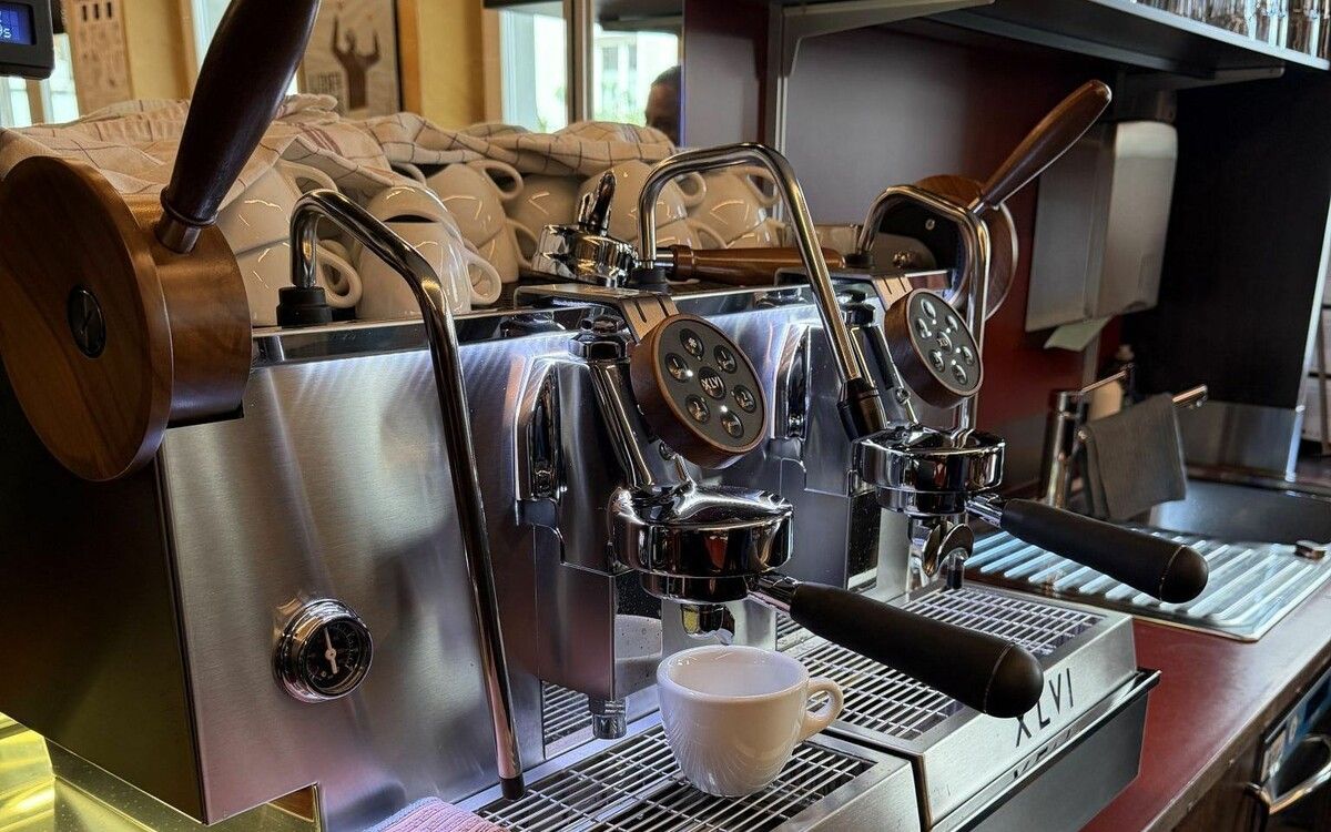 Das ist eine große Siebträgermaschine, wie es in der Gastronomie üblich ist.