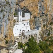 Das Kloster Ostrog klebt am Fels