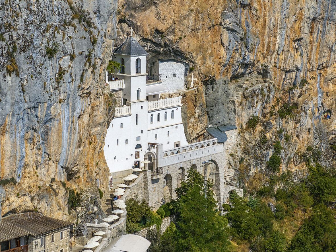 Das Kloster Ostrog schmiegt sich hoch über dem Tal direkt an die Felswand.⇒Shutterstock