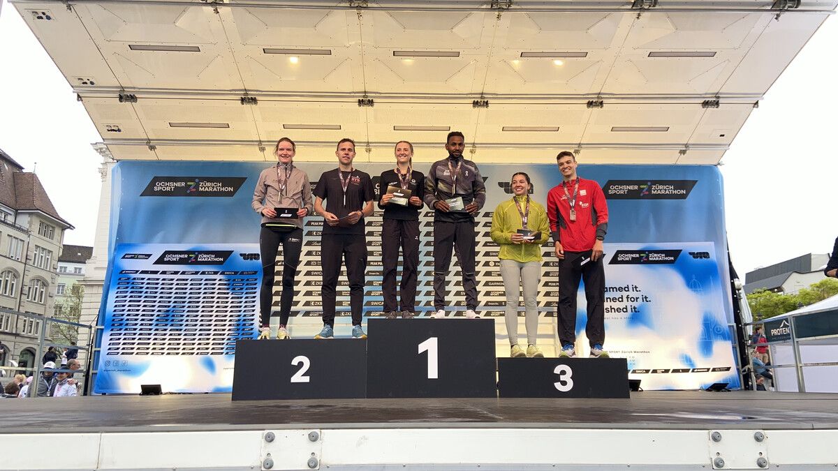 Das Siegerpodest über die Zehn-Kilometer-Distanz im Rahmen des Zürich-Marathons 2026 mit Lisa Redlinger, zusammen Seare Weldezghi (Eritrea) zuoberst am Stockerl.⇒VN