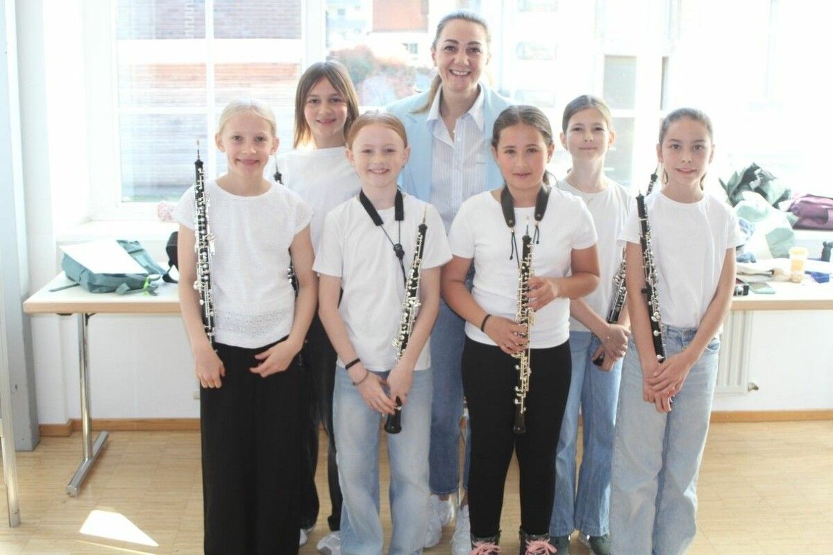 Das talentierte Oboen-Ensemble mit Lea, Zoey, Sara, Karlina, Frida und Paula mit Pädagogin Alesia Linder.⇒vn/tk (2)