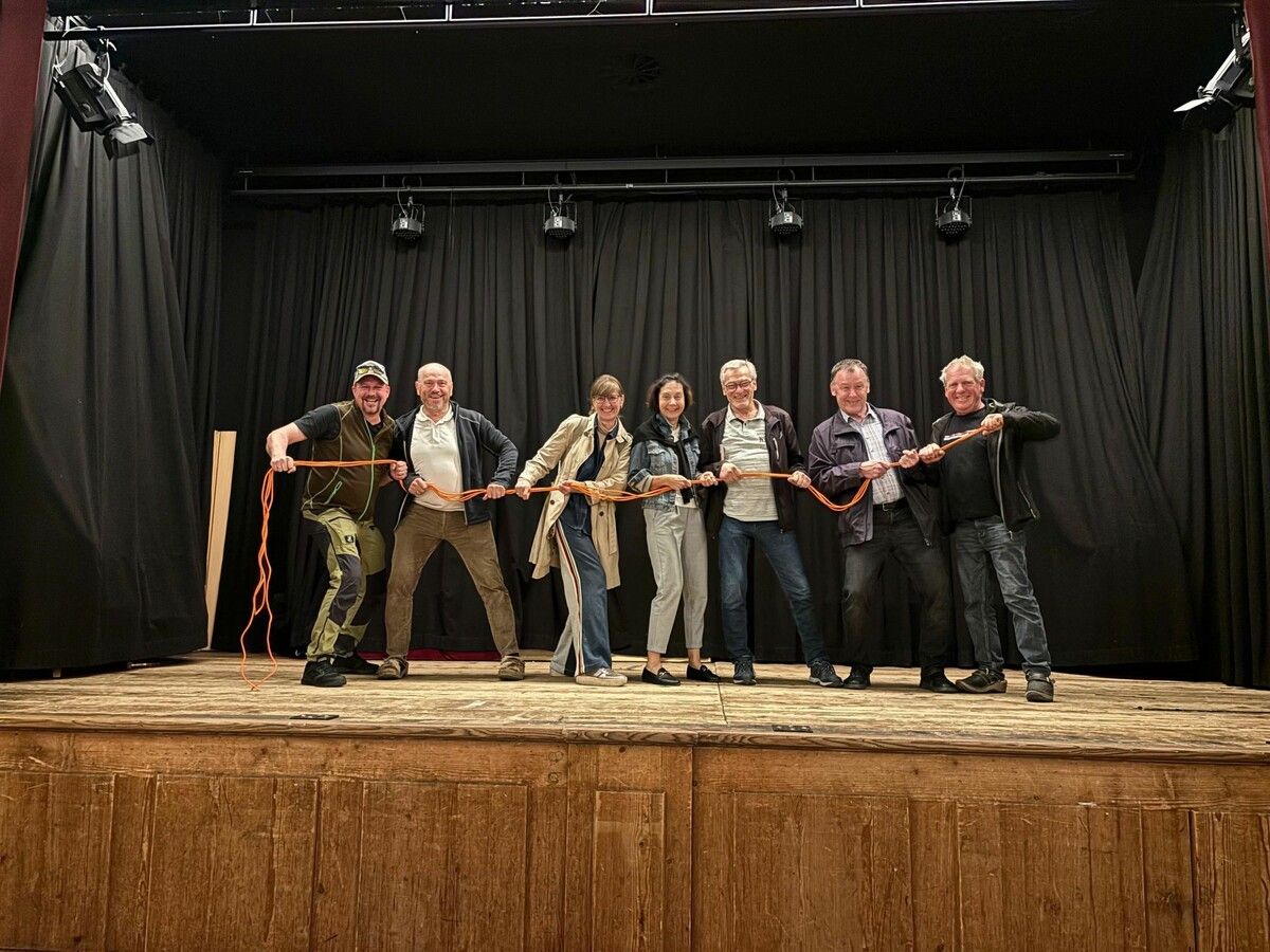 Das Team rund um Peter Amann zieht an einem orangen Strang. v. l.: Sebastian Fuchs, Peter Amann, Natascha Arzberger, Gabriela Gretler, Gebhard Burtscher, Peter Schapler und Josef Giesinger.