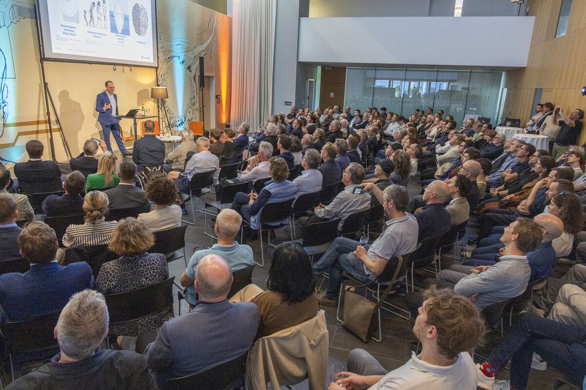 Das Thema der humanoiden Robotic stieß auf großes Interesse. Über 200 Besucher waren bei der Veranstaltung live dabei. ⇒VN/Paulitsch