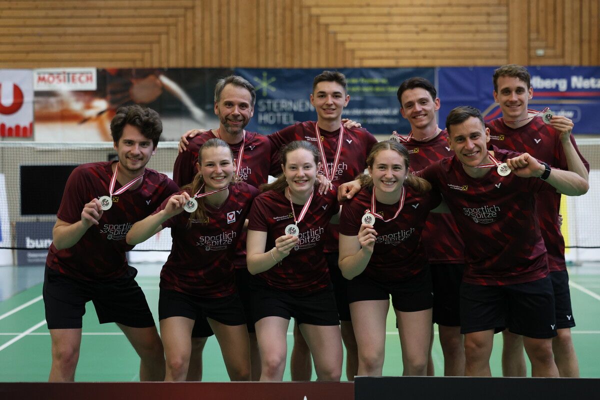 Das Vizemeisterteam des Raiffeisen UBSC Wolfurt: Kilian Meusburger, Anna Hagspiel, Fiona Scrinzi, Lena Rumpold, Andraz Krapez (vorne v. l.), Rene Nichterwitz, Ilija Nicolussi, Miha Ivanic und Philip Birker (hinten v. l.). ⇒kempter7.com