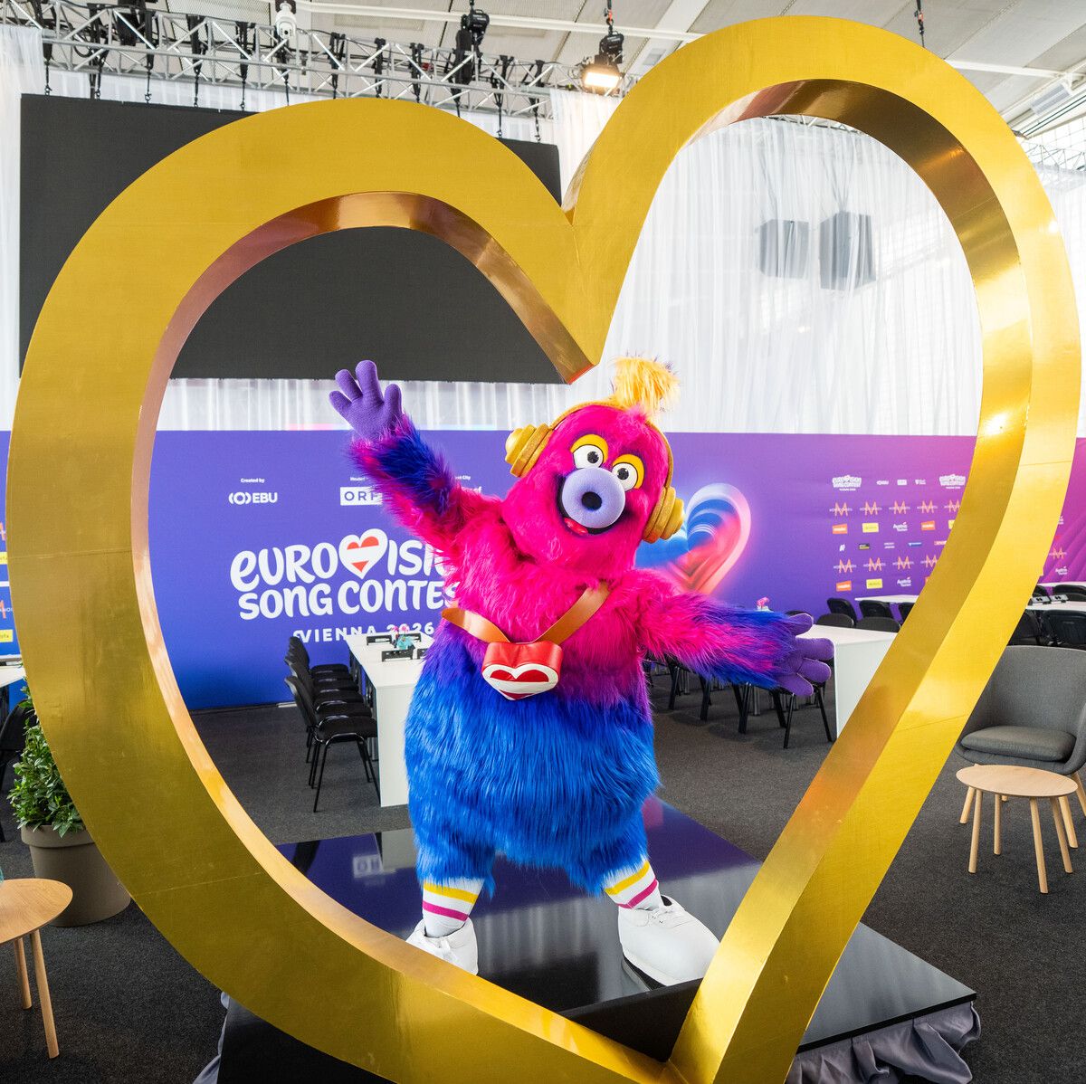 Das ESC-Maskottchen Auri im Presse-Zentrum in Wien.