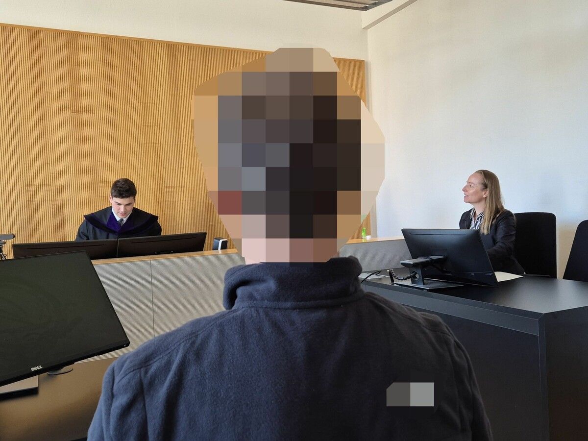 Der Angeklagte bei der Verhandlung am Landesgericht Feldkirch mit seiner Verteidigerin Olivia Lerch.⇒eckert